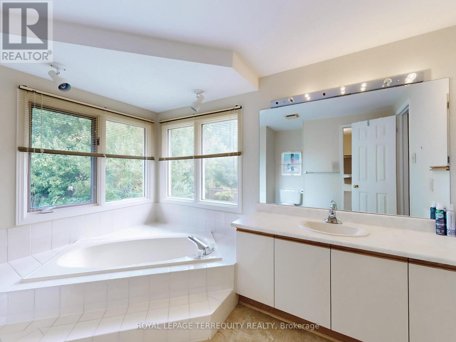 4 Mowat Court, Brampton, Ontario  L6Z 3E6 - Photo 15 - W12933100