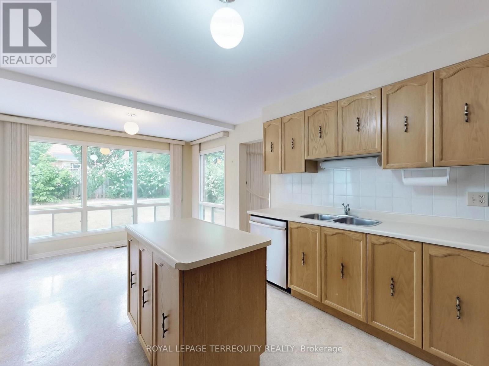 4 Mowat Court, Brampton, Ontario  L6Z 3E6 - Photo 3 - W12933100