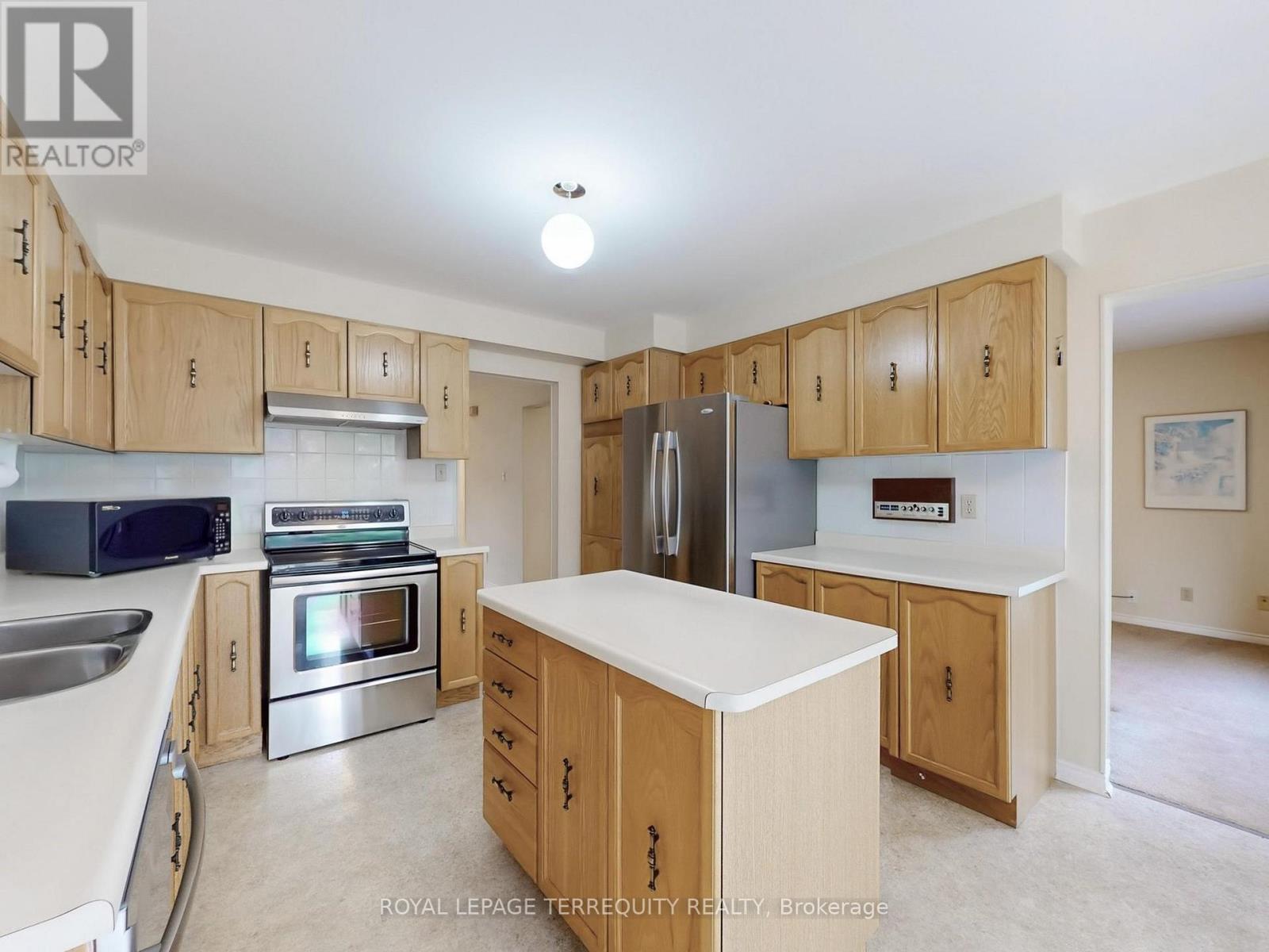 4 Mowat Court, Brampton, Ontario  L6Z 3E6 - Photo 5 - W12933100