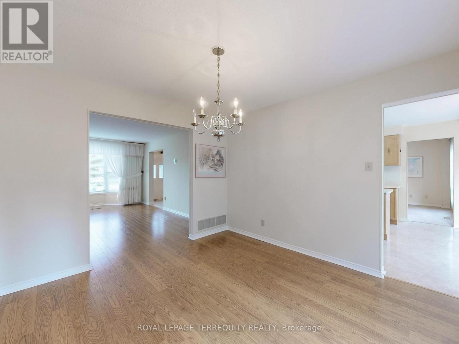 4 Mowat Court, Brampton, Ontario  L6Z 3E6 - Photo 8 - W12933100