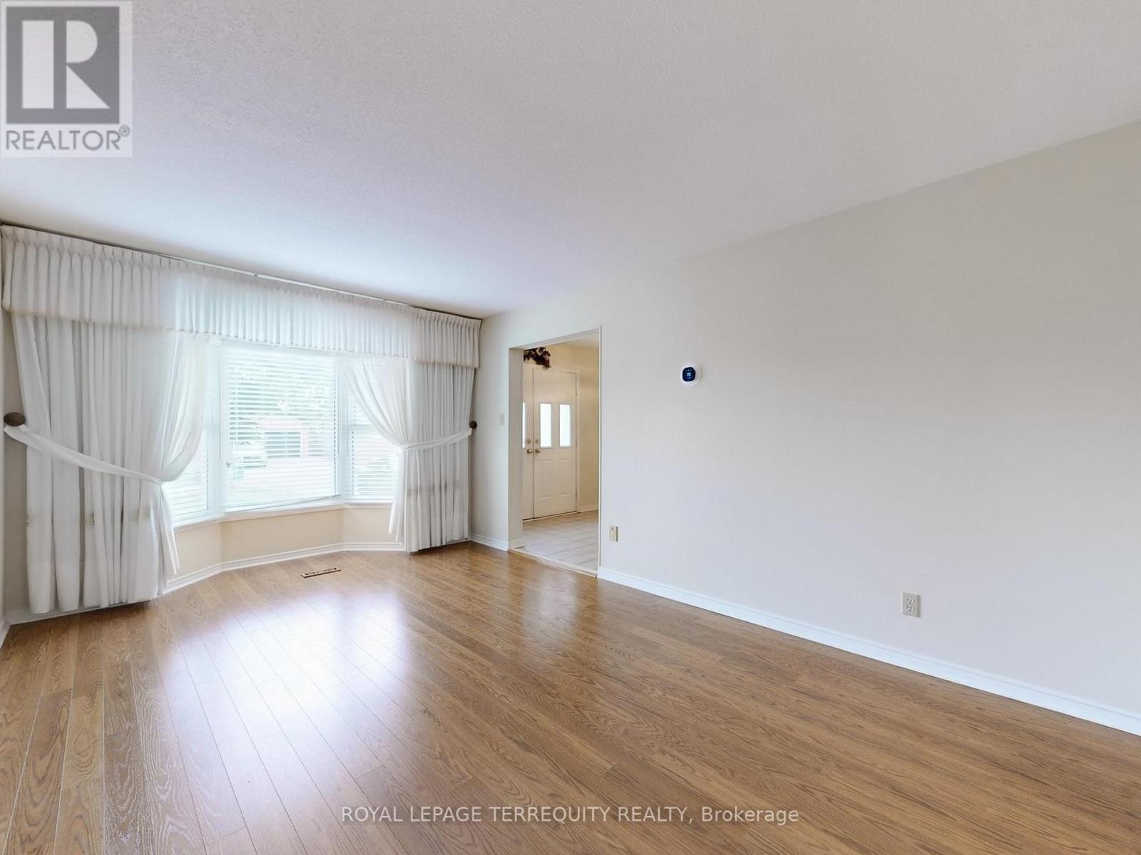 4 Mowat Court, Brampton, Ontario  L6Z 3E6 - Photo 9 - W12933100