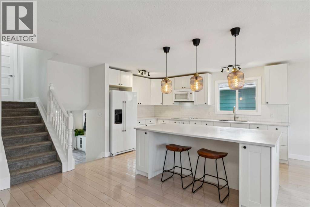 44 Shawcliffe Bay Sw, Calgary, Alberta  T2Y 1H1 - Photo 3 - A2293815