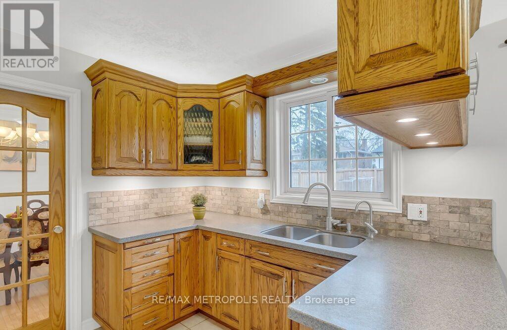 100 Warren Road, Kitchener, Ontario  N2M 4T4 - Photo 8 - X12933090