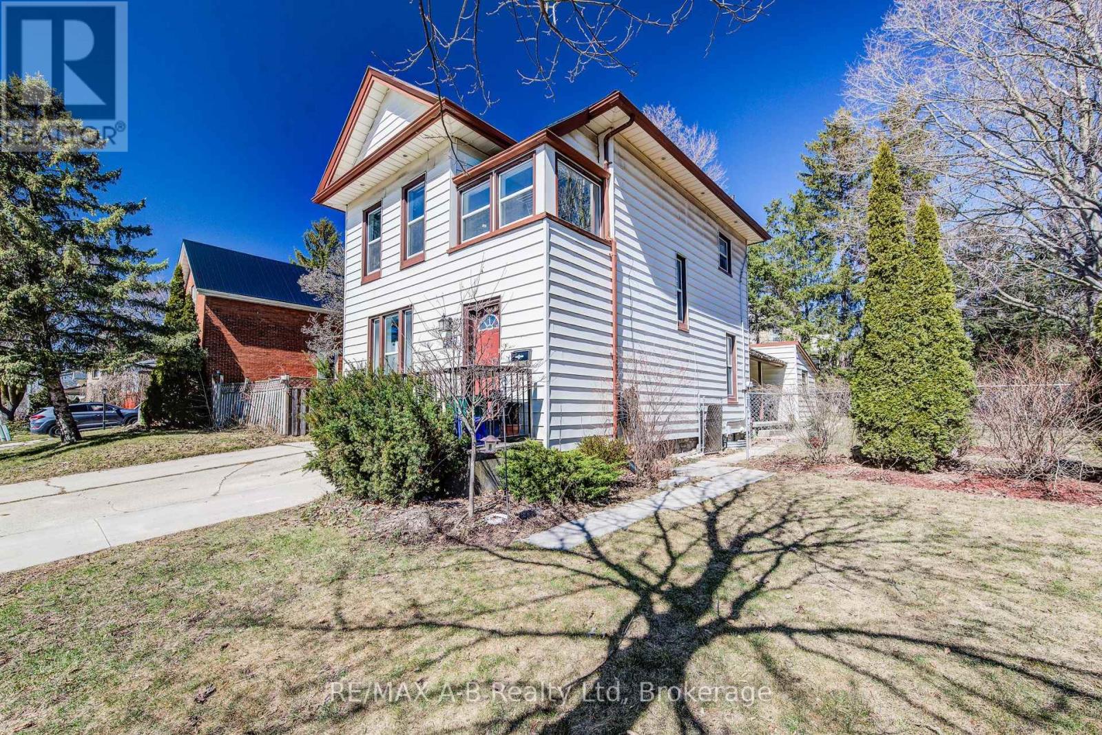 587 Ingersoll Avenue, Woodstock, Ontario  N4S 4Y4 - Photo 3 - X12933154