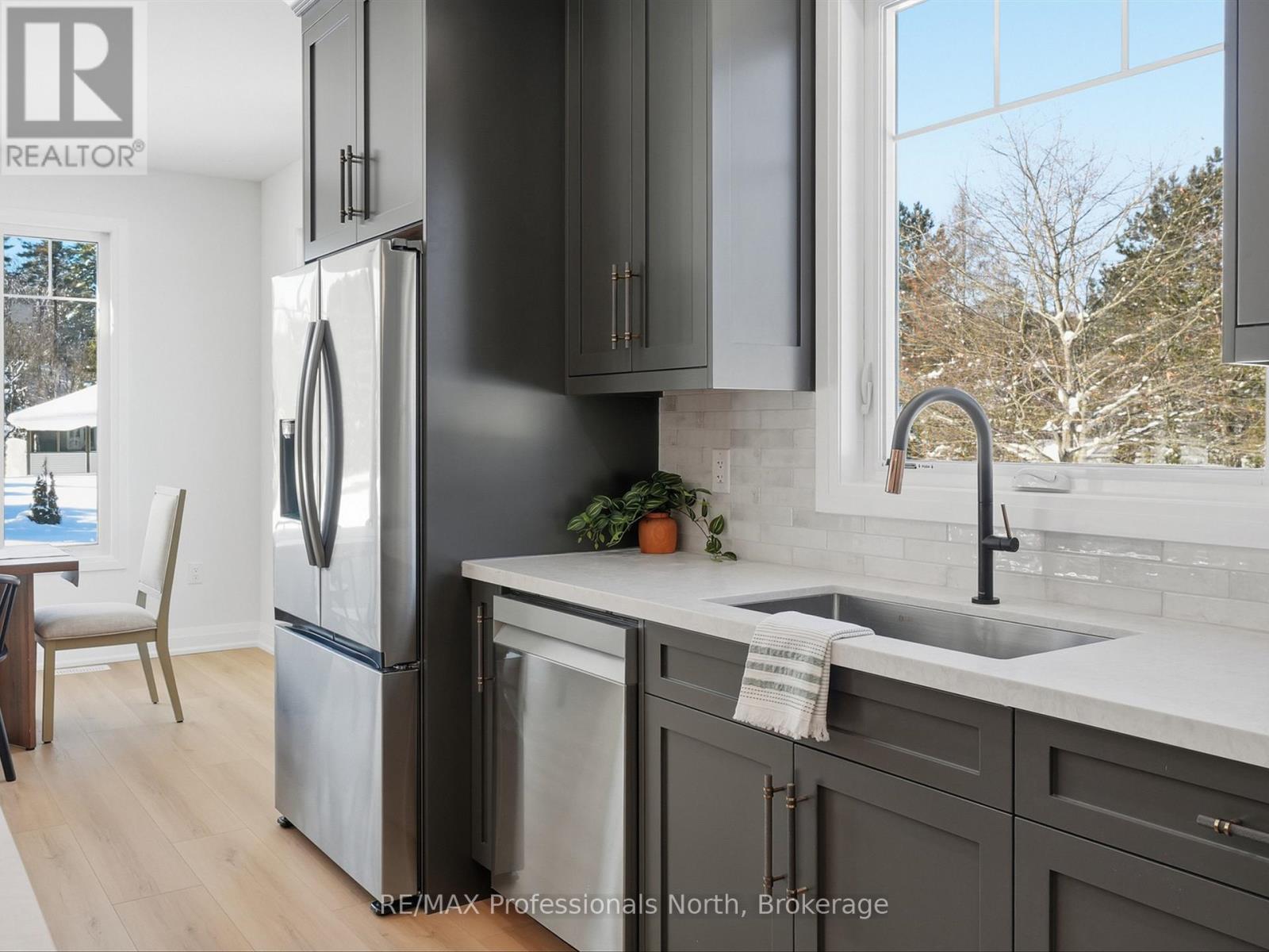 11 Clarkes Lane, Huntsville, Ontario  P0B 1M0 - Photo 8 - X12933168