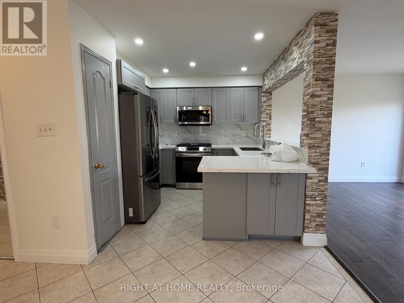 134 Fencerow Drive, Whitby, Ontario  L1R 3N5 - Photo 4 - E12933172