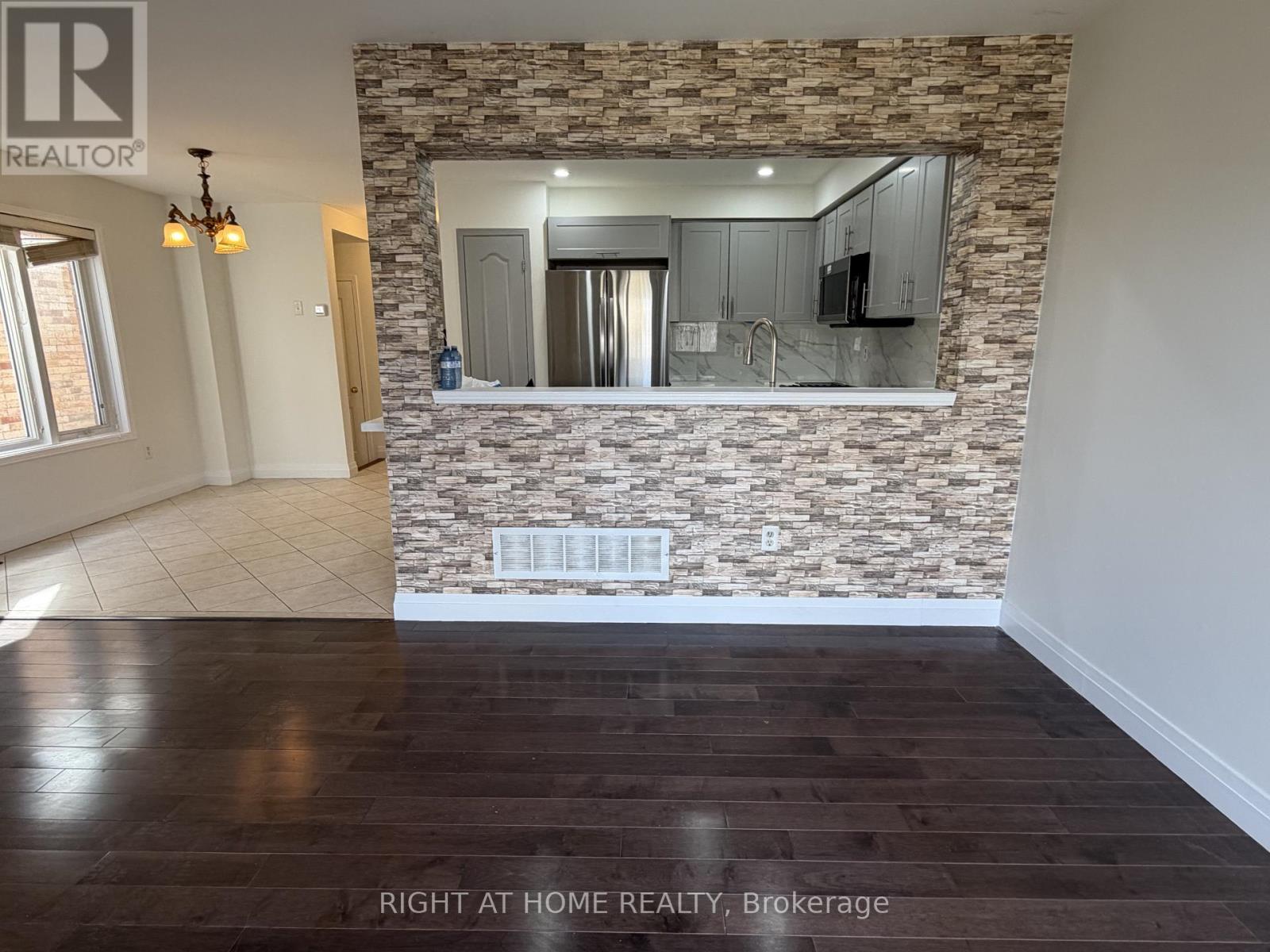 134 Fencerow Drive, Whitby, Ontario  L1R 3N5 - Photo 5 - E12933172