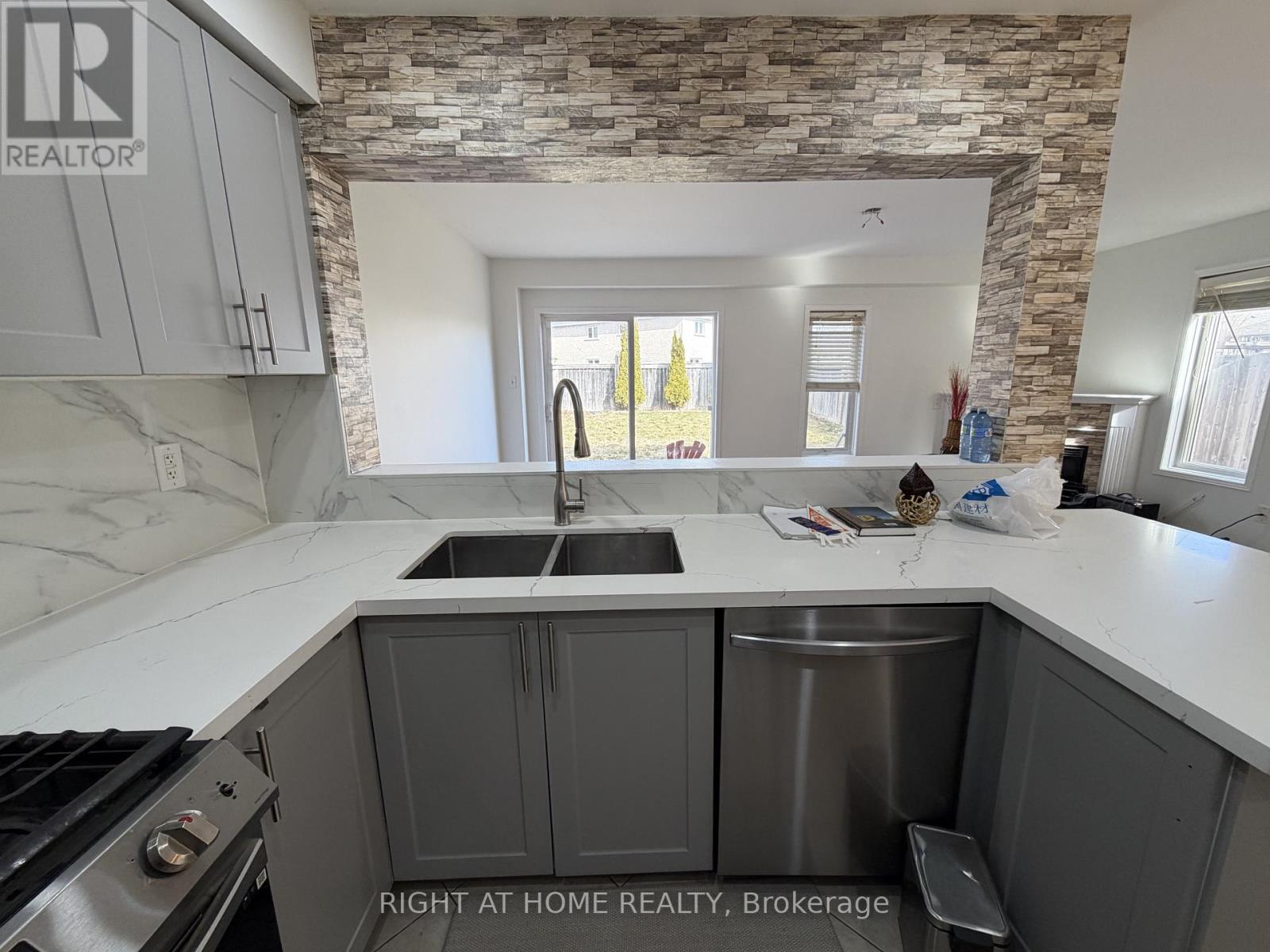 134 Fencerow Drive, Whitby, Ontario  L1R 3N5 - Photo 6 - E12933172