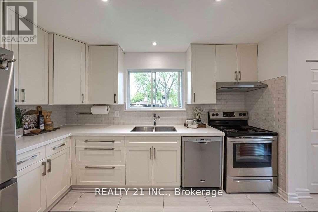 812 Sanok Drive, Pickering, Ontario  L1W 2P9 - Photo 5 - E12933174