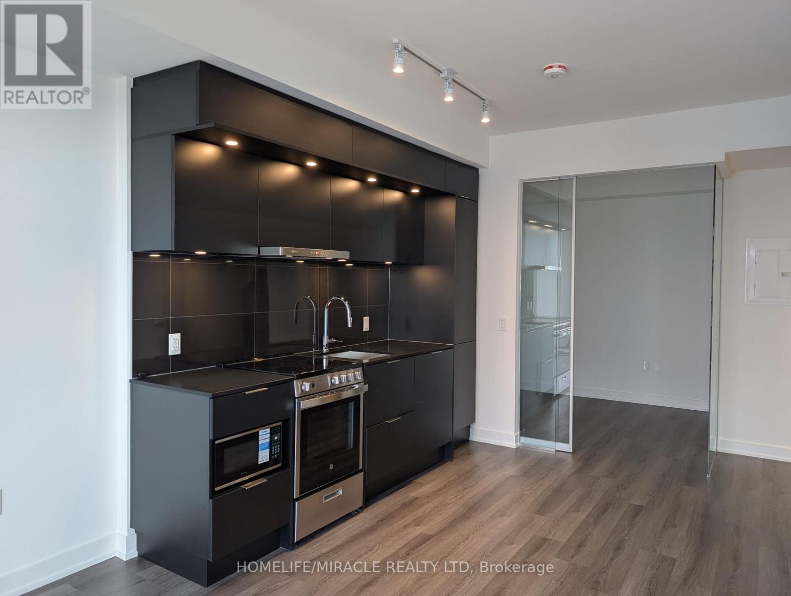 2312 - 448 Burnhamthorpe Road, Mississauga, Ontario  L5B 0R4 - Photo 4 - W12933178