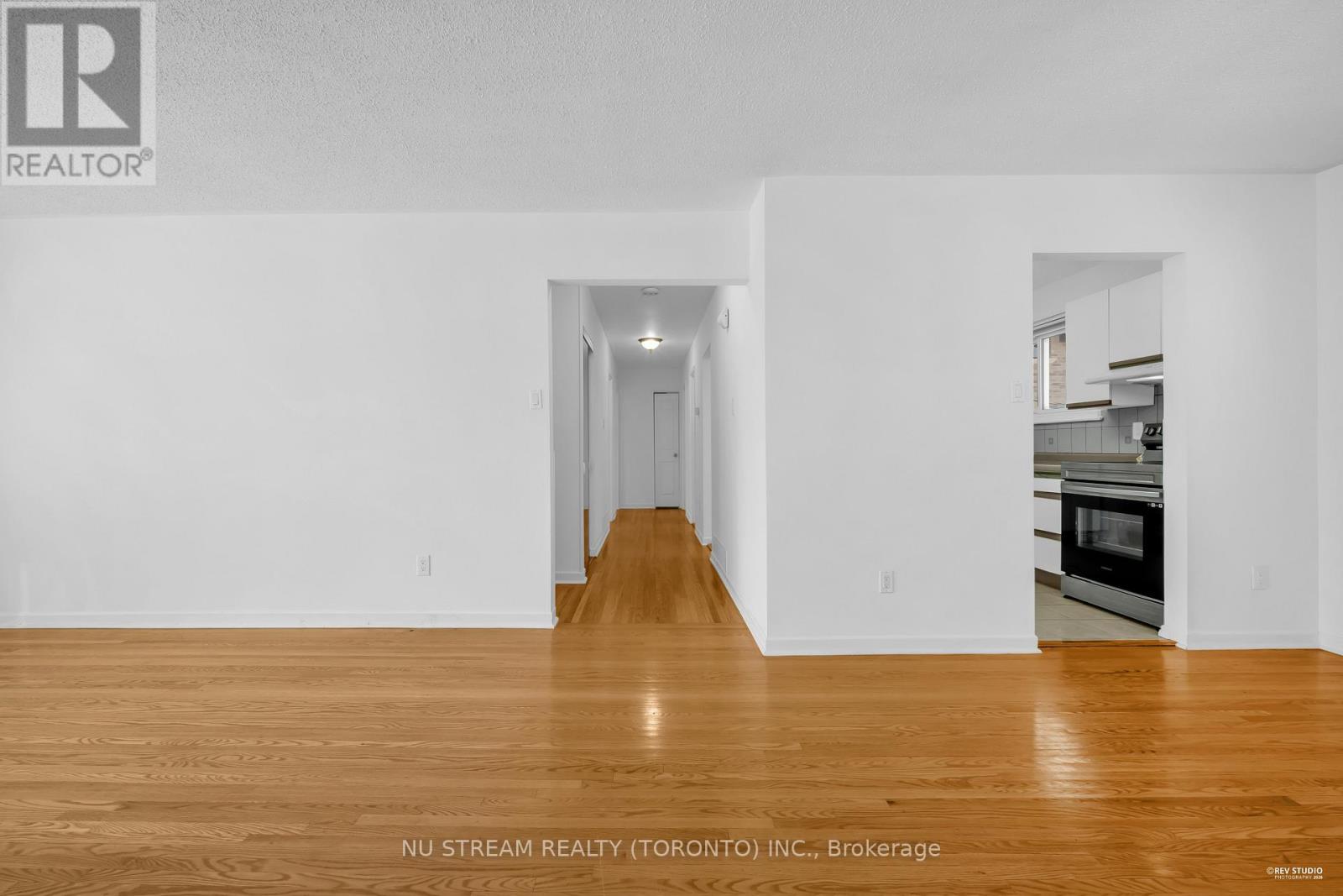 18 Emily Carr Street, Markham, Ontario  L3R 2K4 - Photo 14 - N12932882