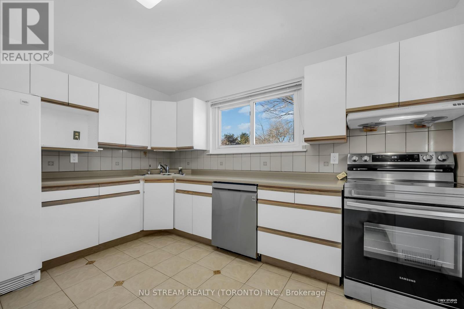 18 Emily Carr Street, Markham, Ontario  L3R 2K4 - Photo 11 - N12932882