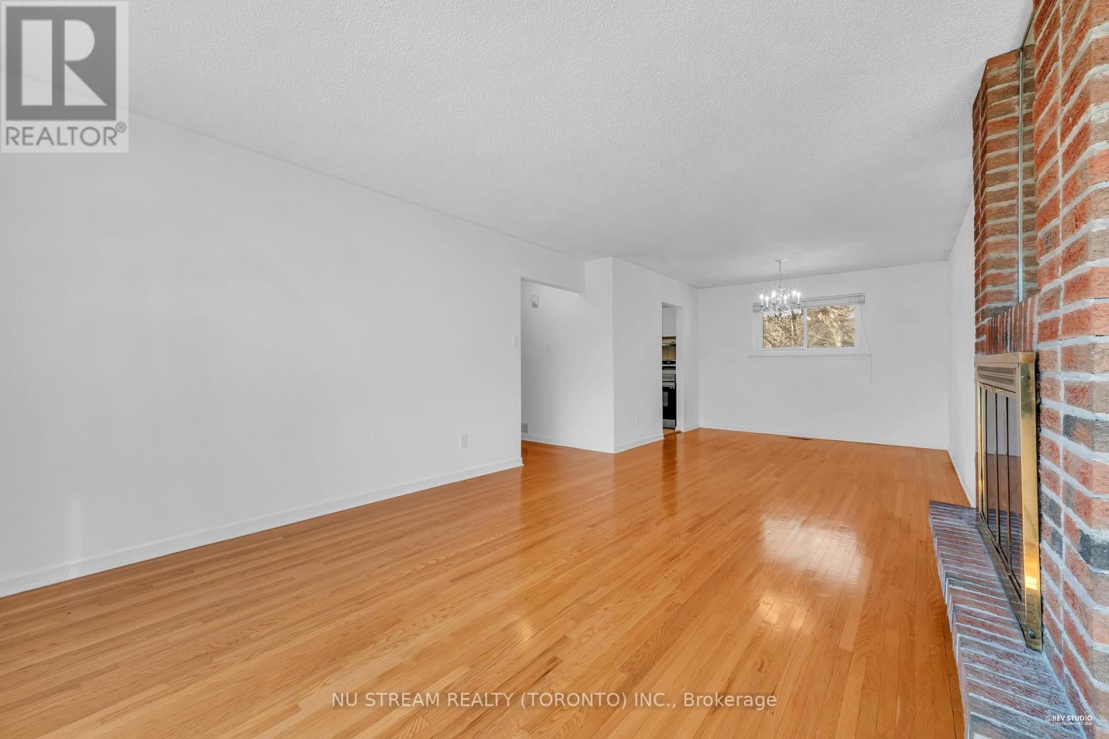 18 Emily Carr Street, Markham, Ontario  L3R 2K4 - Photo 6 - N12932882