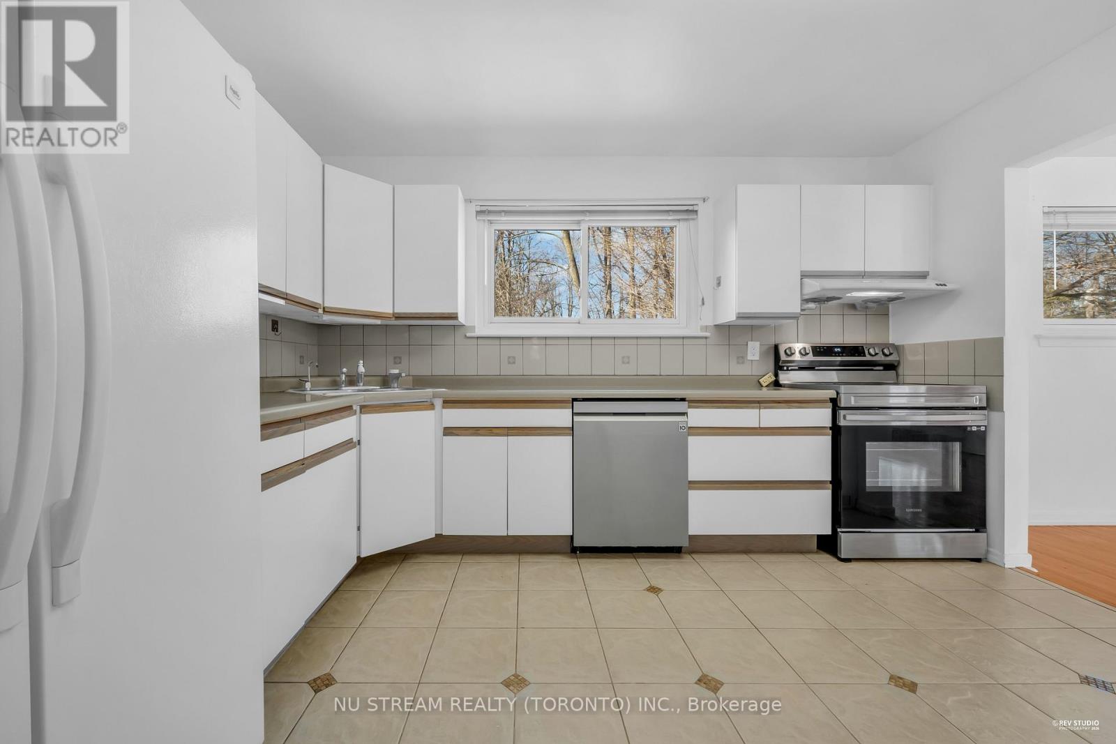 18 Emily Carr Street, Markham, Ontario  L3R 2K4 - Photo 8 - N12932882