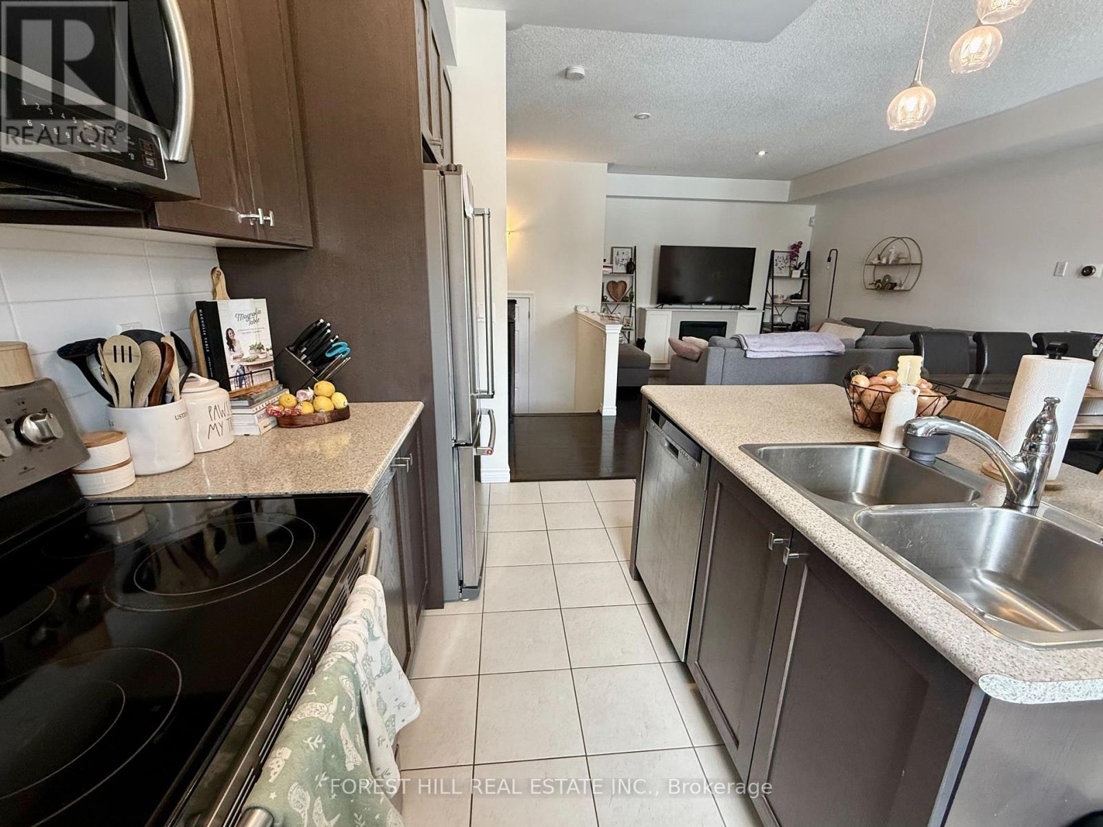 42 Bert Tait Lane, Whitchurch-Stouffville (Stouffville), Ontario  L4A 1Y3 - Photo 6 - N12933226