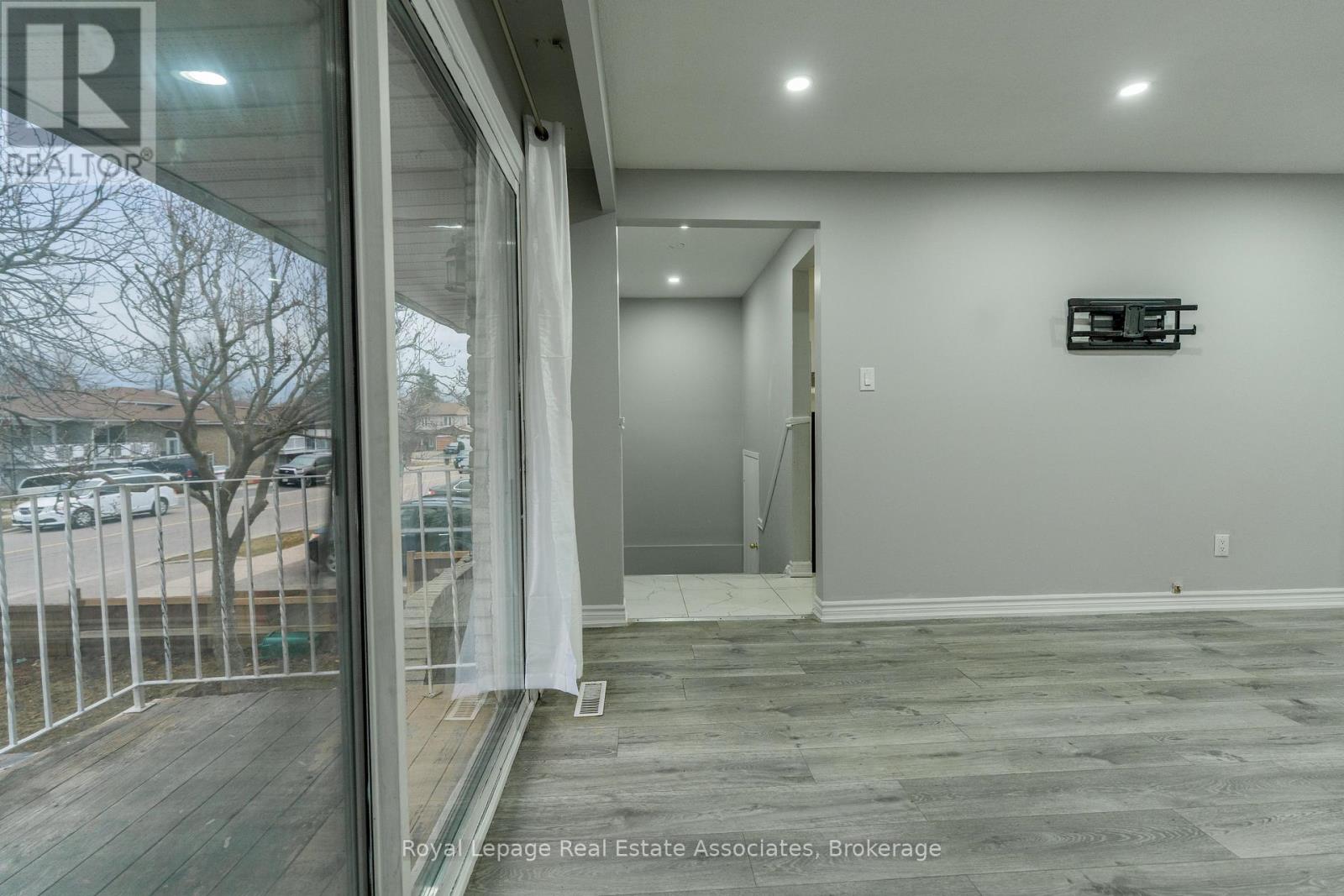 337 Hansen Road N, Brampton, Ontario  L6V 2Y2 - Photo 5 - W12933214