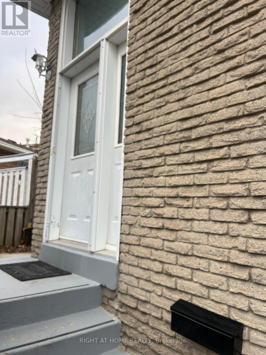 783 Consort Crescent, Mississauga, Ontario  L5C 1J8 - Photo 2 - W12933222