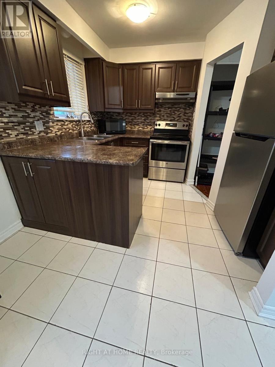 783 Consort Crescent, Mississauga, Ontario  L5C 1J8 - Photo 4 - W12933222