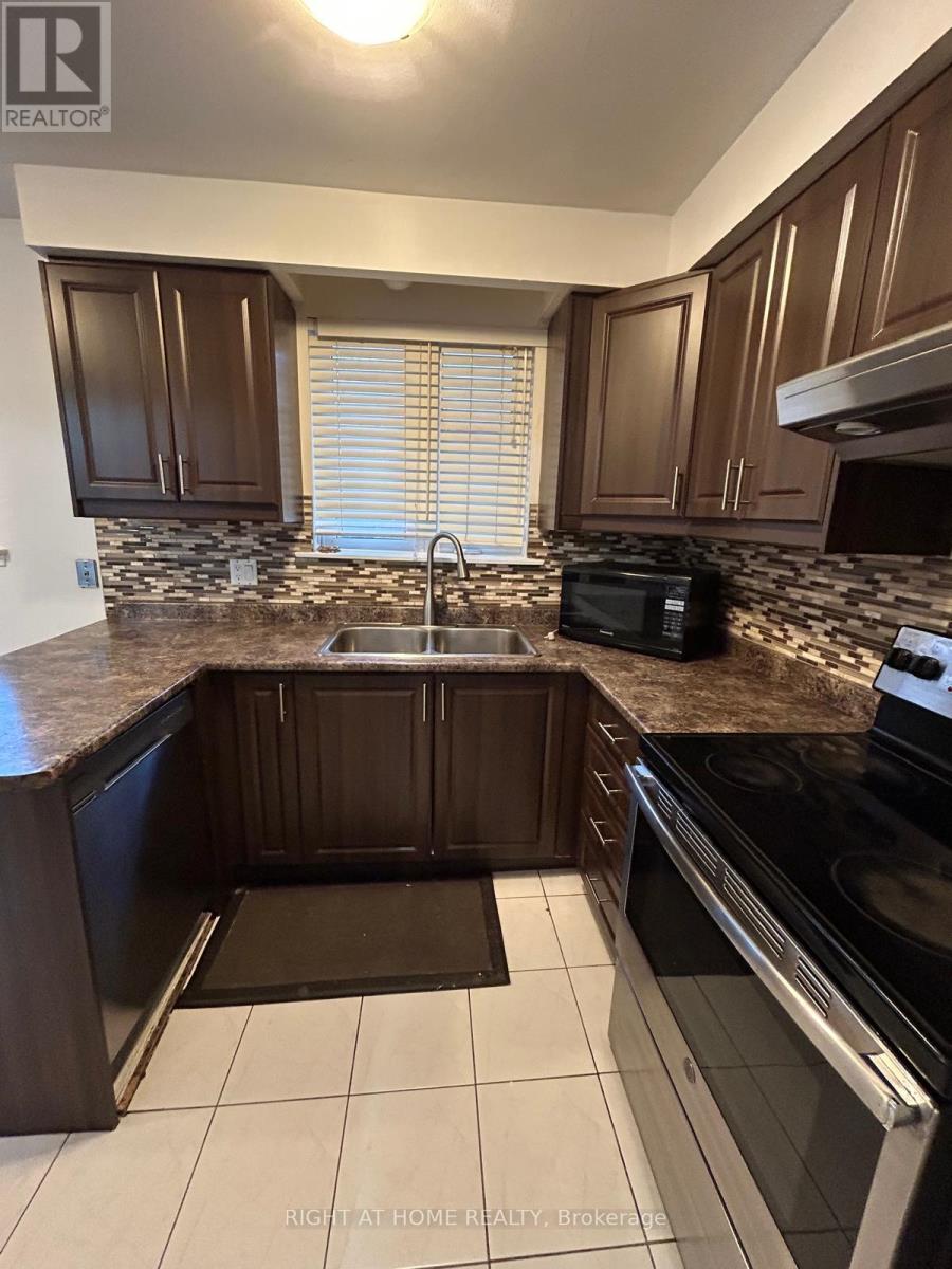 783 Consort Crescent, Mississauga, Ontario  L5C 1J8 - Photo 5 - W12933222