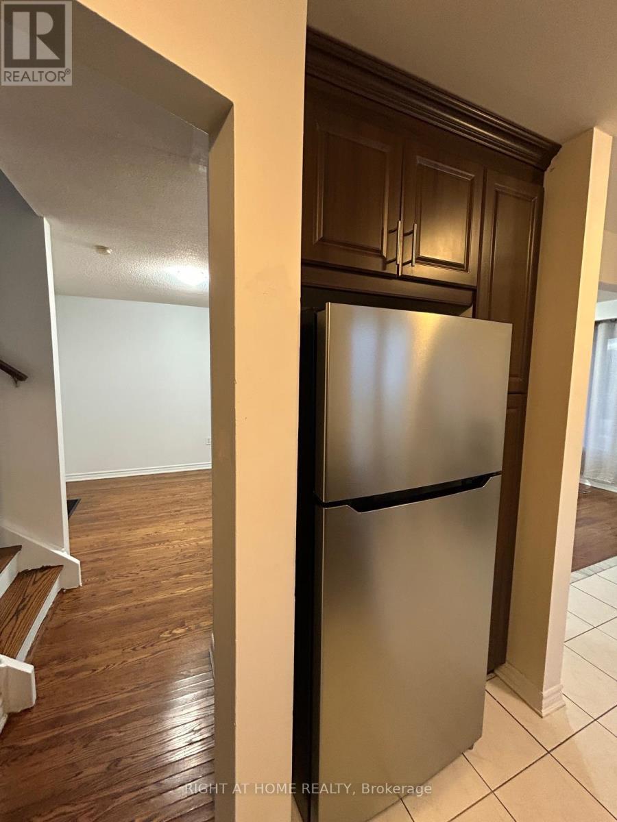 783 Consort Crescent, Mississauga, Ontario  L5C 1J8 - Photo 6 - W12933222