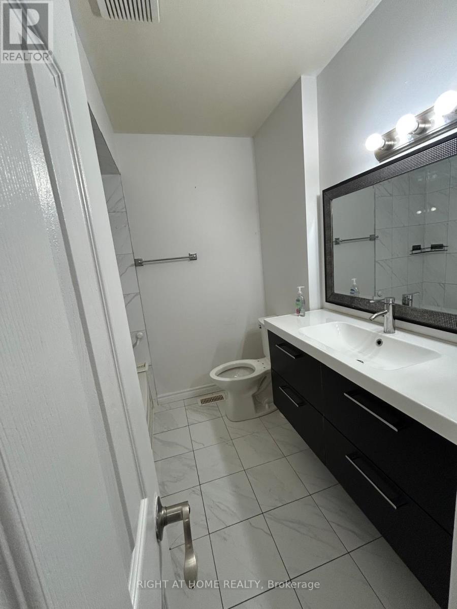 783 Consort Crescent, Mississauga, Ontario  L5C 1J8 - Photo 9 - W12933222