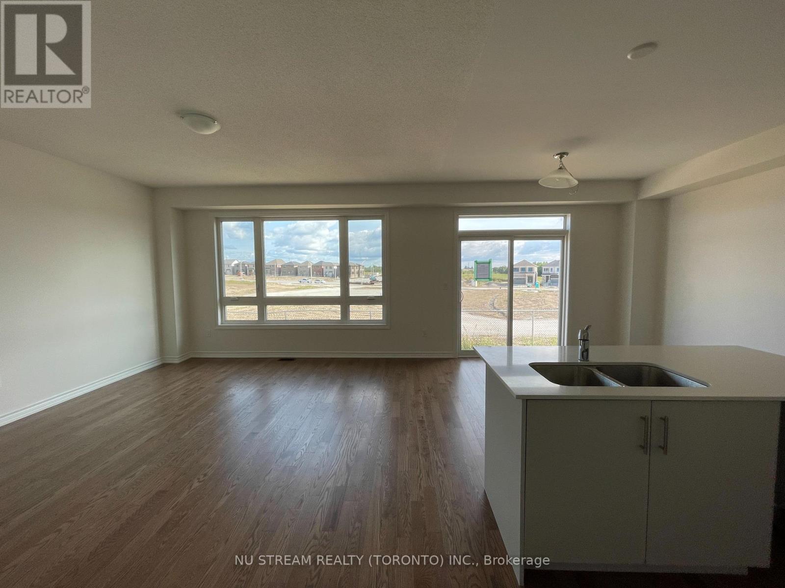 20 Phoenix Boulevard, Barrie, Ontario  L9J 0P6 - Photo 5 - S12933252