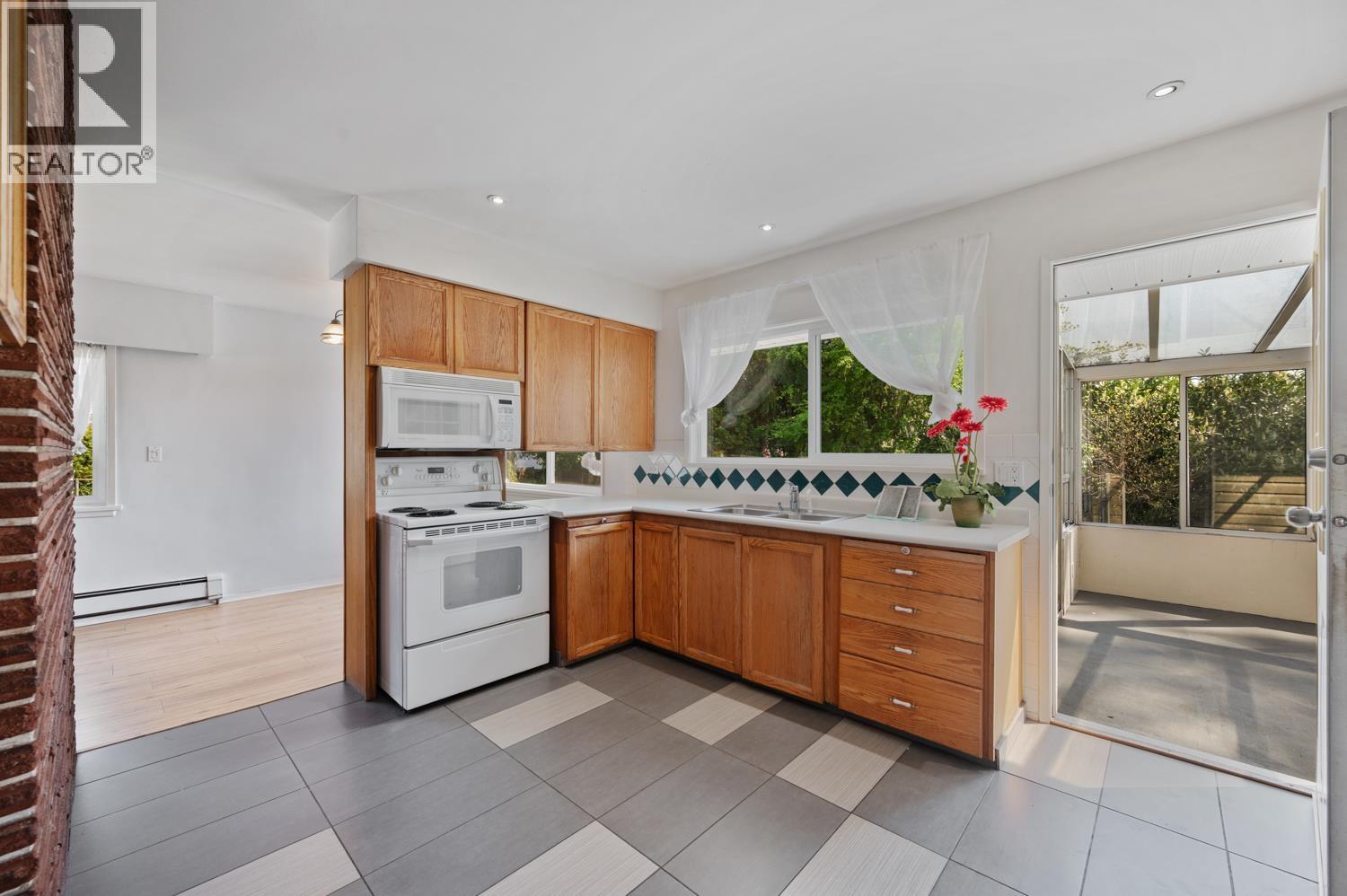 320 Walker Street, Coquitlam, British Columbia  V3K 4C9 - Photo 9 - R2996853