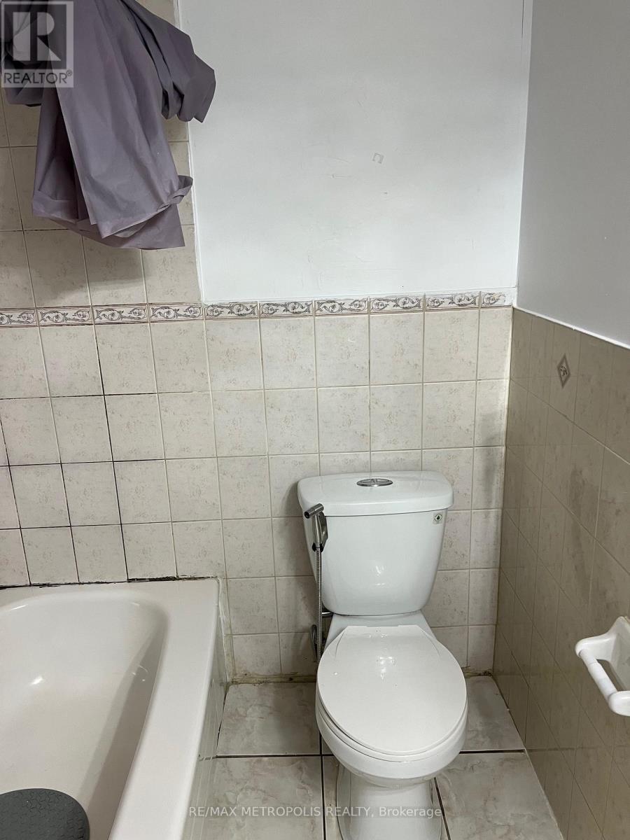 Bsmt - 3244 Lawrence Avenue E, Toronto, Ontario  M1H 1A4 - Photo 4 - E12779046