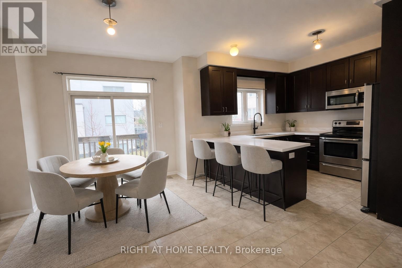 3049 Janice Drive, Oakville, Ontario  L6M 0S6 - Photo 4 - W12933316