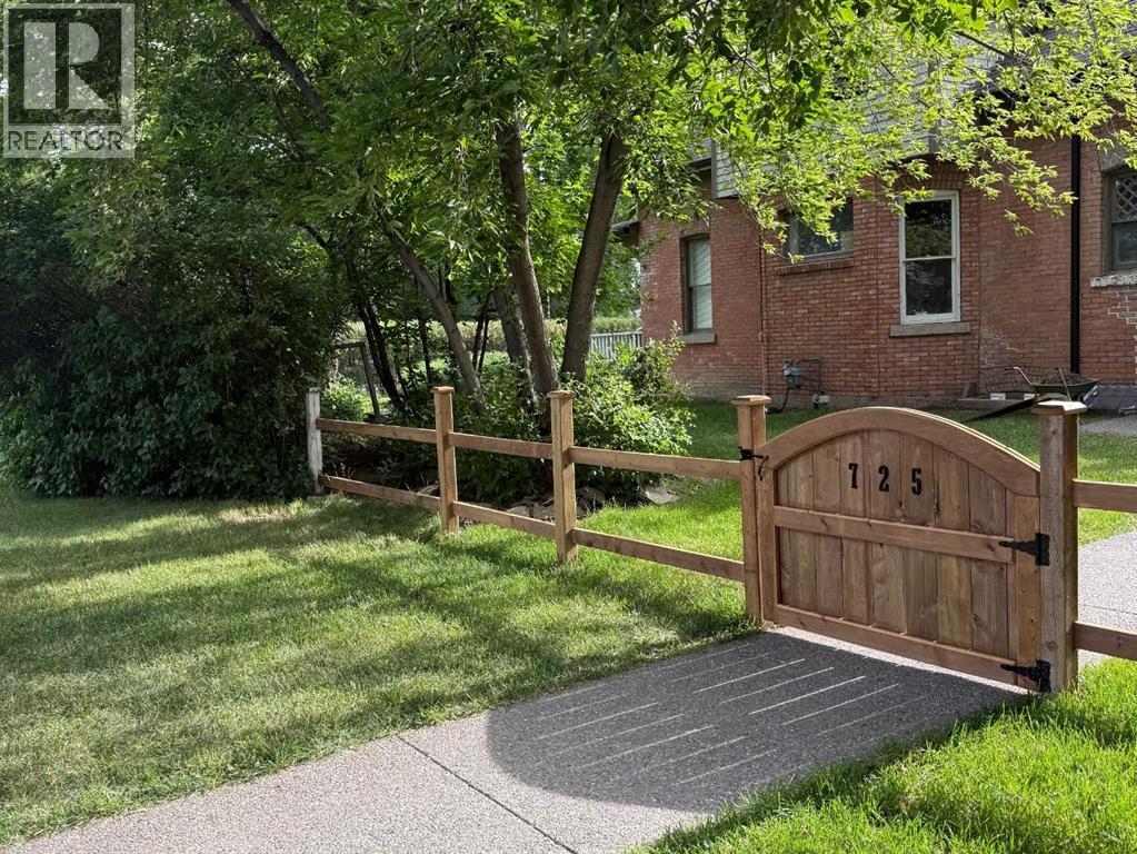 725 Macleod Trail Sw, High River, Alberta  T1V 1B8 - Photo 2 - A2283870