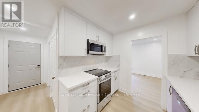 Main - 19 Hawthorne Road, Toronto, Ontario  M9R 1N9 - Photo 16 - W12933354