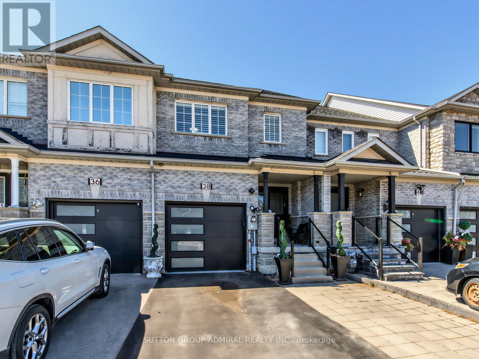 38 Elderbrook Crescent, Vaughan, Ontario  L4K 5M5 - Photo 2 - N12933394