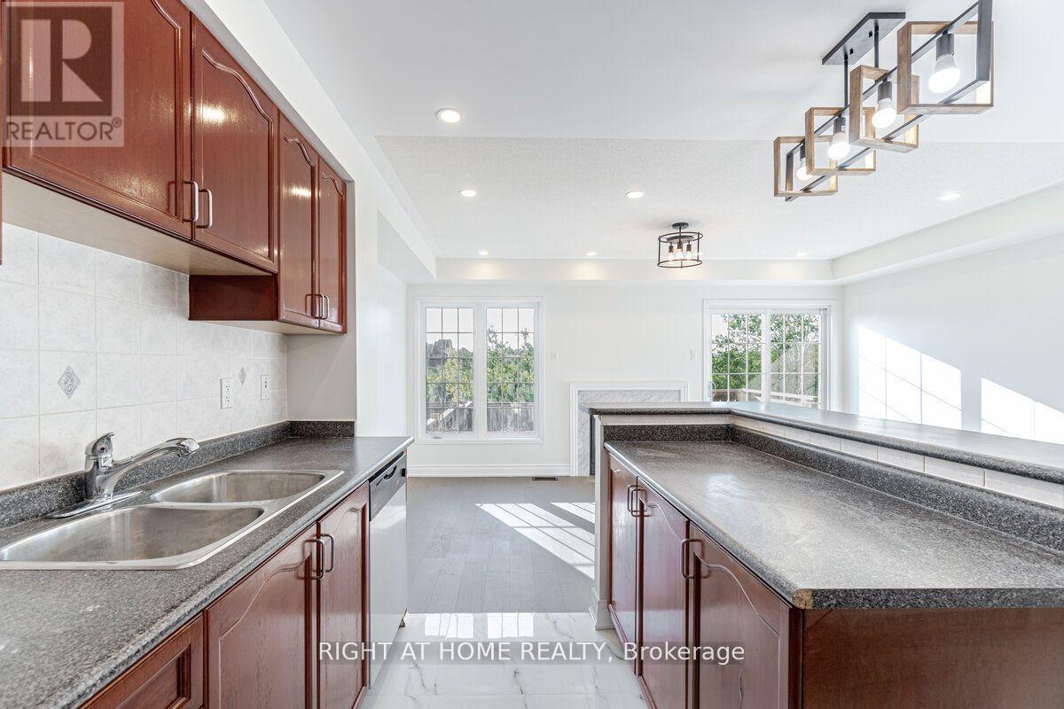 3029 Mission Hill Drive, Mississauga, Ontario  L5M 0B8 - Photo 12 - W12933402