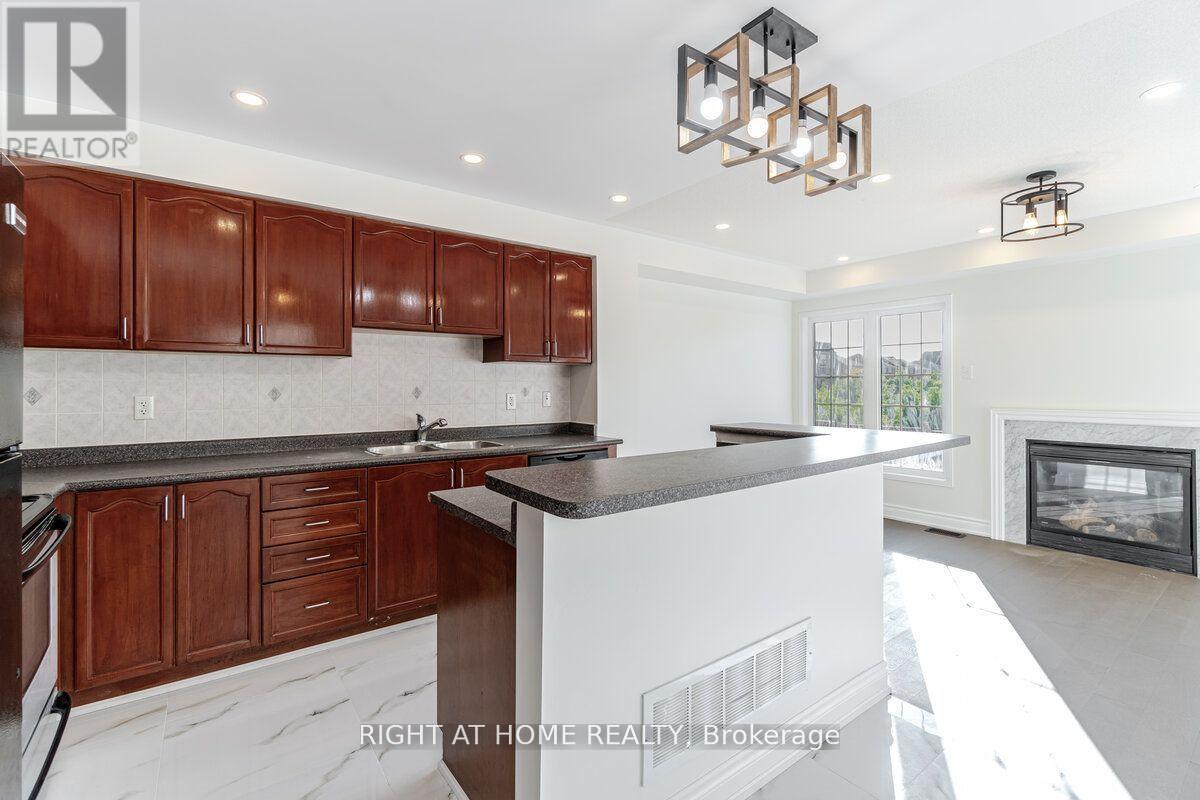 3029 Mission Hill Drive, Mississauga, Ontario  L5M 0B8 - Photo 13 - W12933402