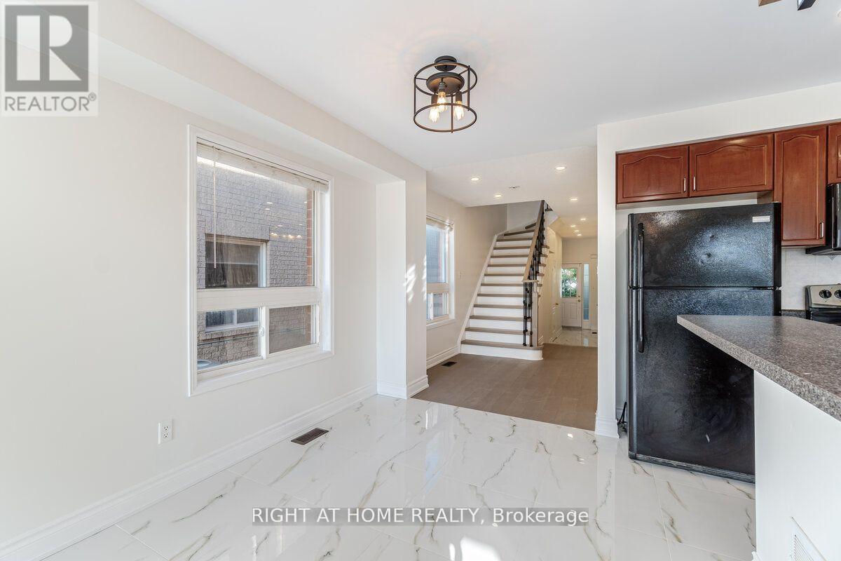 3029 Mission Hill Drive, Mississauga, Ontario  L5M 0B8 - Photo 7 - W12933402