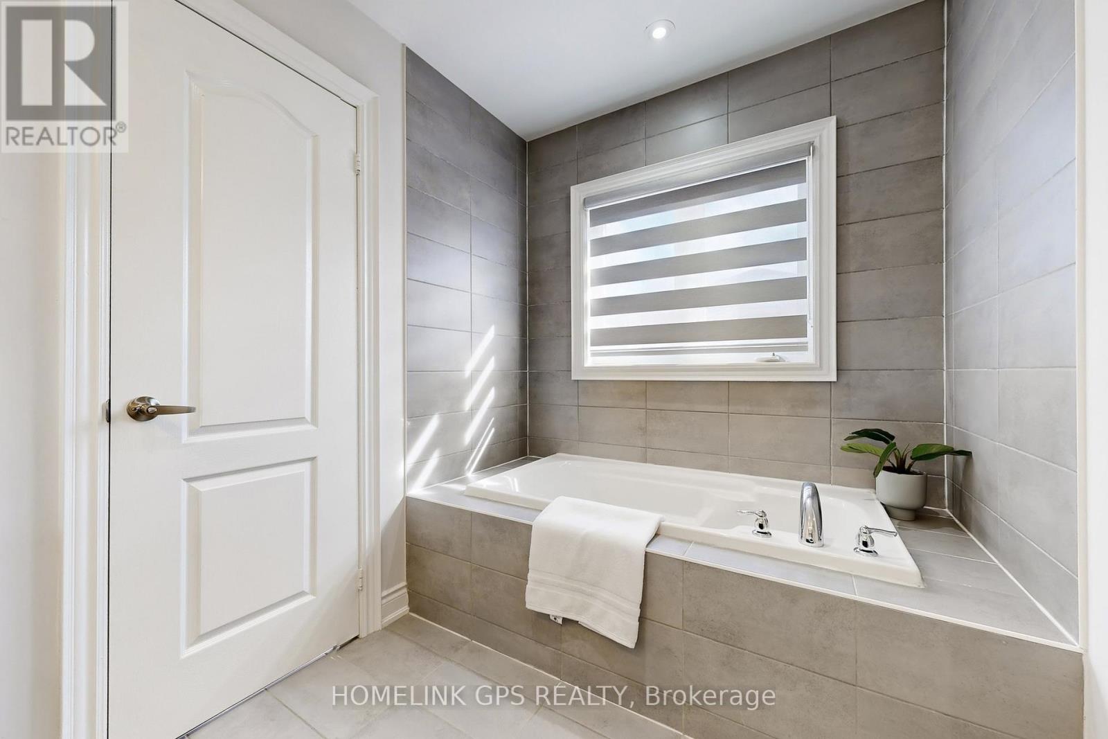 95 Suttonrail Way, Whitchurch-Stouffville, Ontario  L4A 0E4 - Photo 25 - N12932924