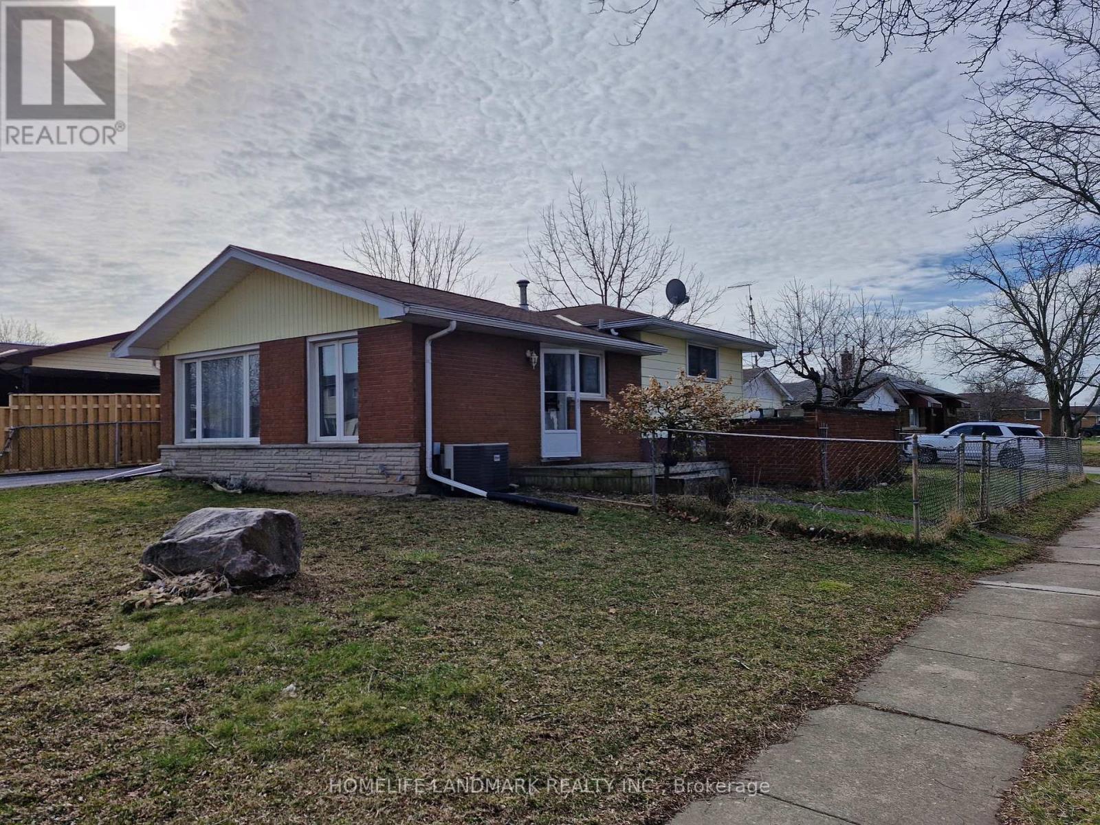 7116 Centennial Street, Niagara Falls, Ontario  L2G 2Z1 - Photo 2 - X12839990