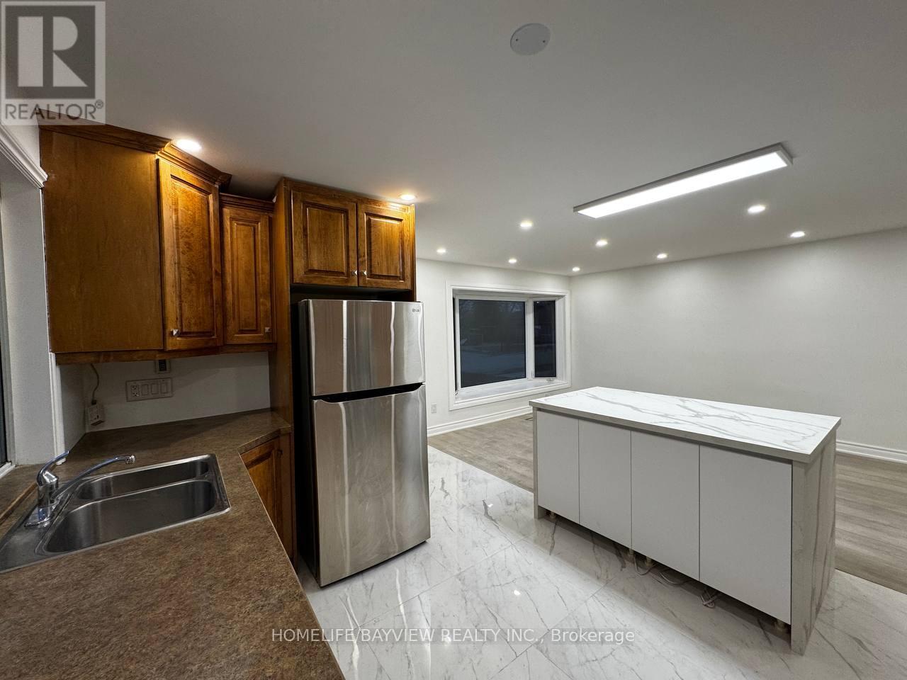 255 Penn Avenue, Newmarket, Ontario  L3Y 2S4 - Photo 2 - N12933422