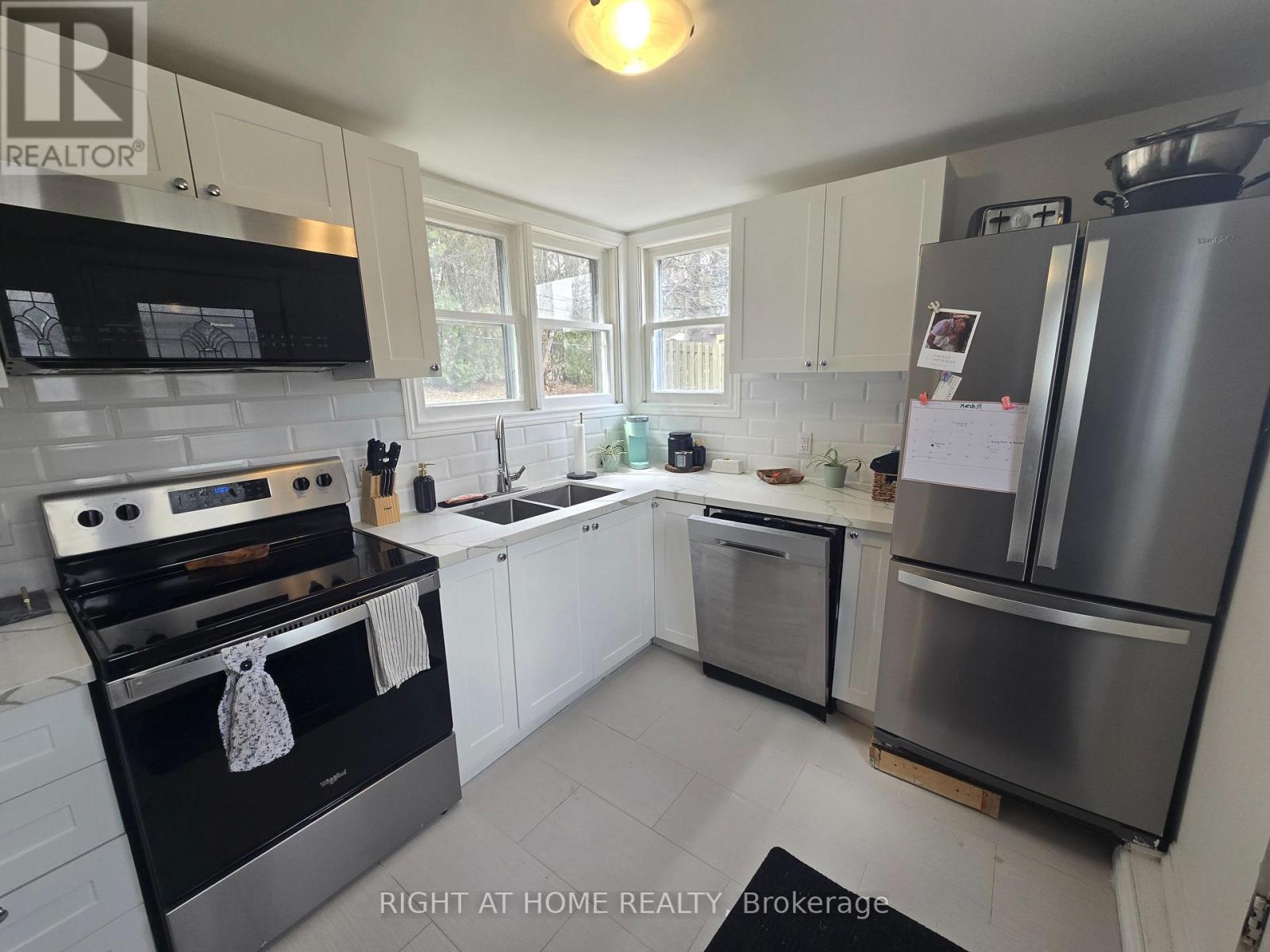 3 - 18 Ewing Street, Halton Hills, Ontario  L7G 2P7 - Photo 6 - W12933412