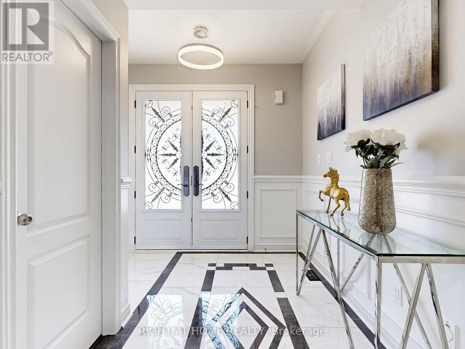 116 Summerlyn Trail, Bradford West Gwillimbury, Ontario  L3Z 0E3 - Photo 4 - N12933436