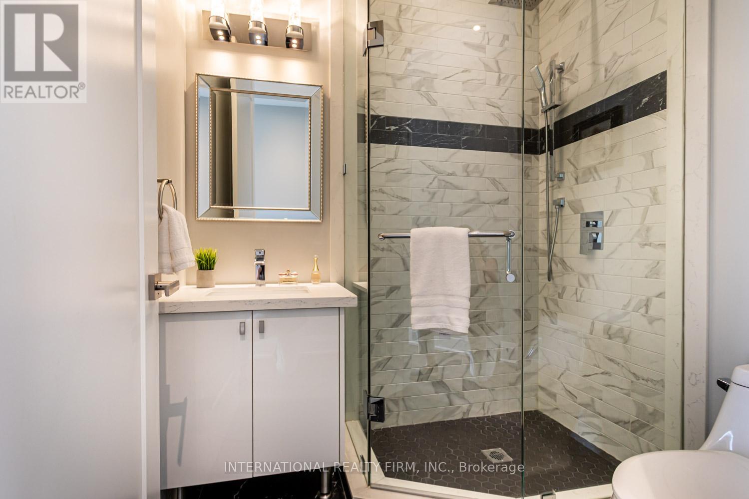 36b Pine Avenue, Mississauga, Ontario  L5H 2P8 - Photo 37 - W12933432