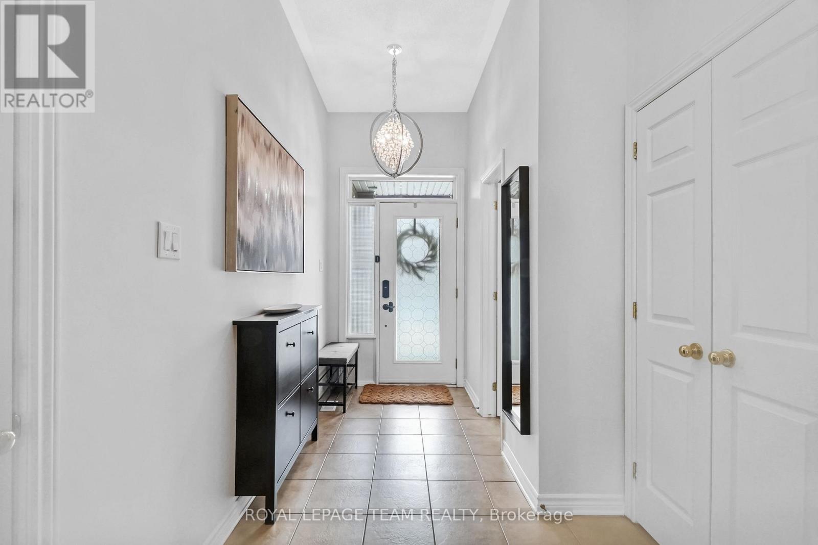 4271 Kelly Farm Drive, Ottawa, Ontario  K1T 0A6 - Photo 4 - X12933482