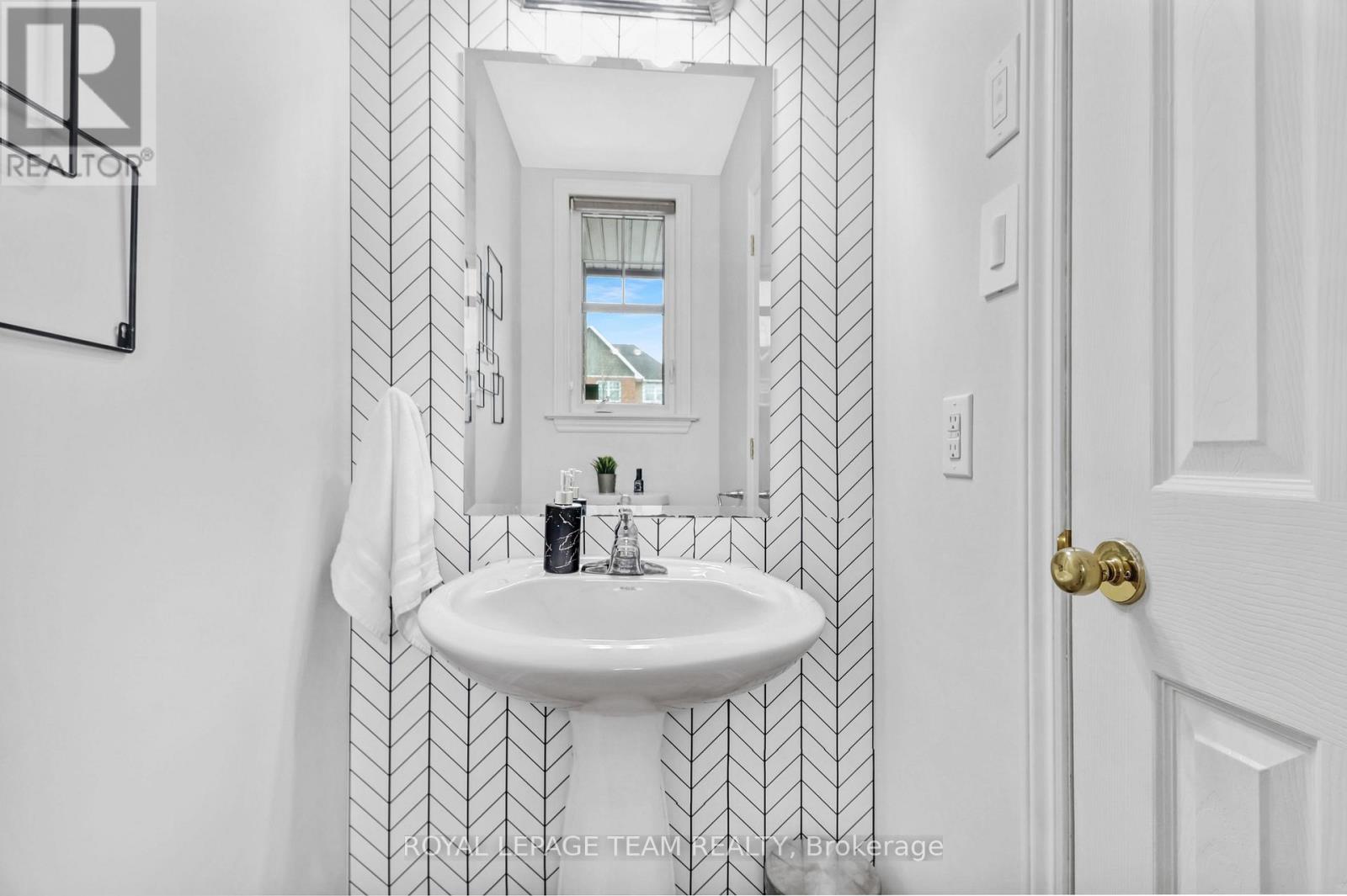 4271 Kelly Farm Drive, Ottawa, Ontario  K1T 0A6 - Photo 5 - X12933482