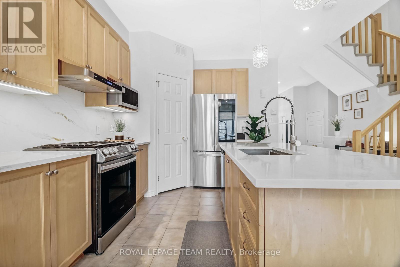 4271 Kelly Farm Drive, Ottawa, Ontario  K1T 0A6 - Photo 7 - X12933482