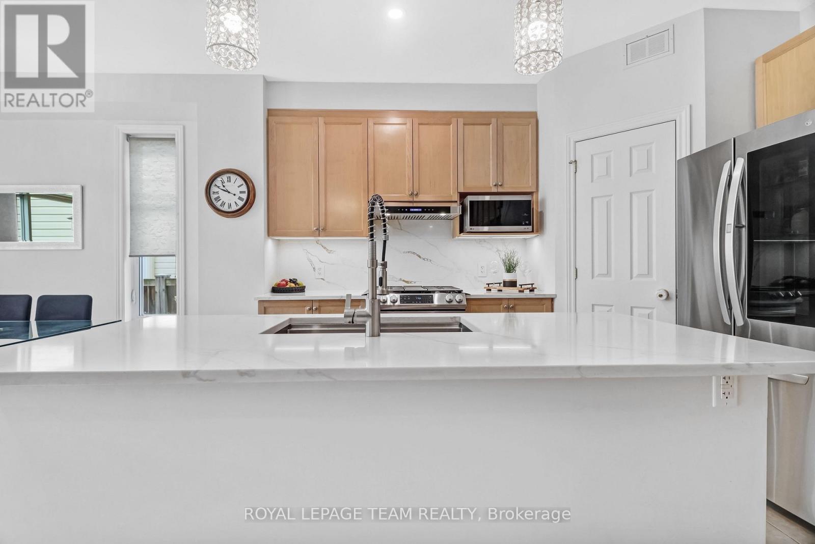 4271 Kelly Farm Drive, Ottawa, Ontario  K1T 0A6 - Photo 9 - X12933482