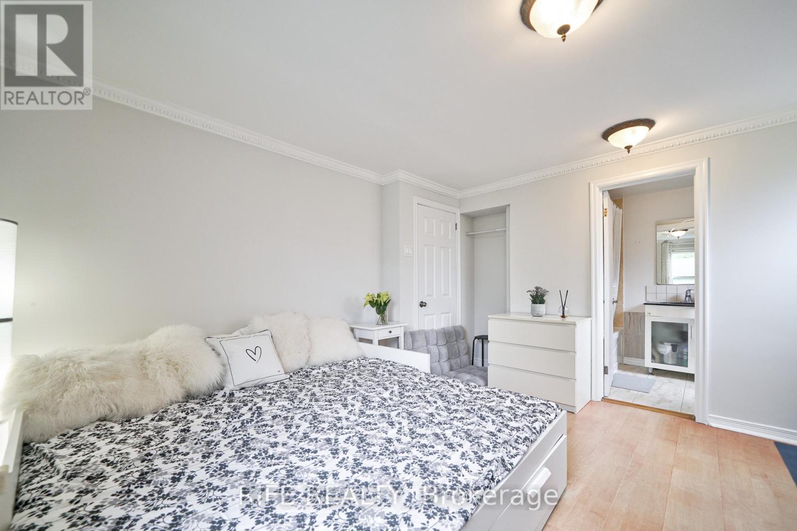 Studio Unit - 239 Crestwood Road, Vaughan, Ontario  L4J 1A8 - Photo 2 - N12933484