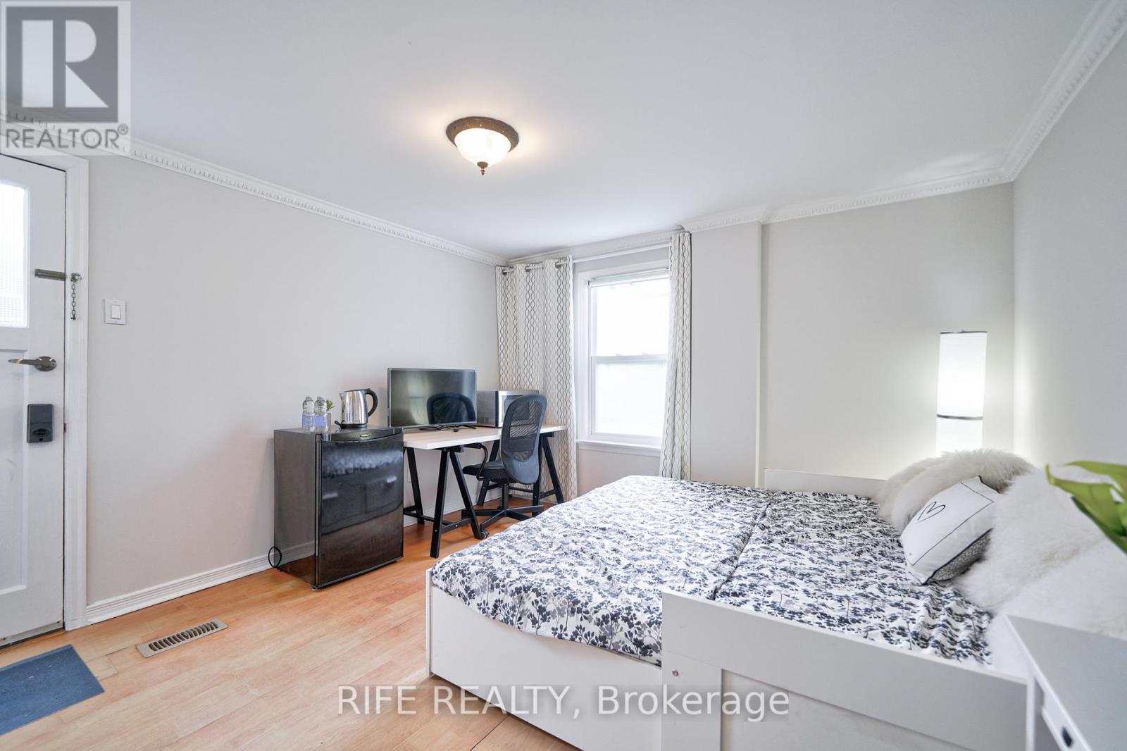 Studio Unit - 239 Crestwood Road, Vaughan, Ontario  L4J 1A8 - Photo 3 - N12933484