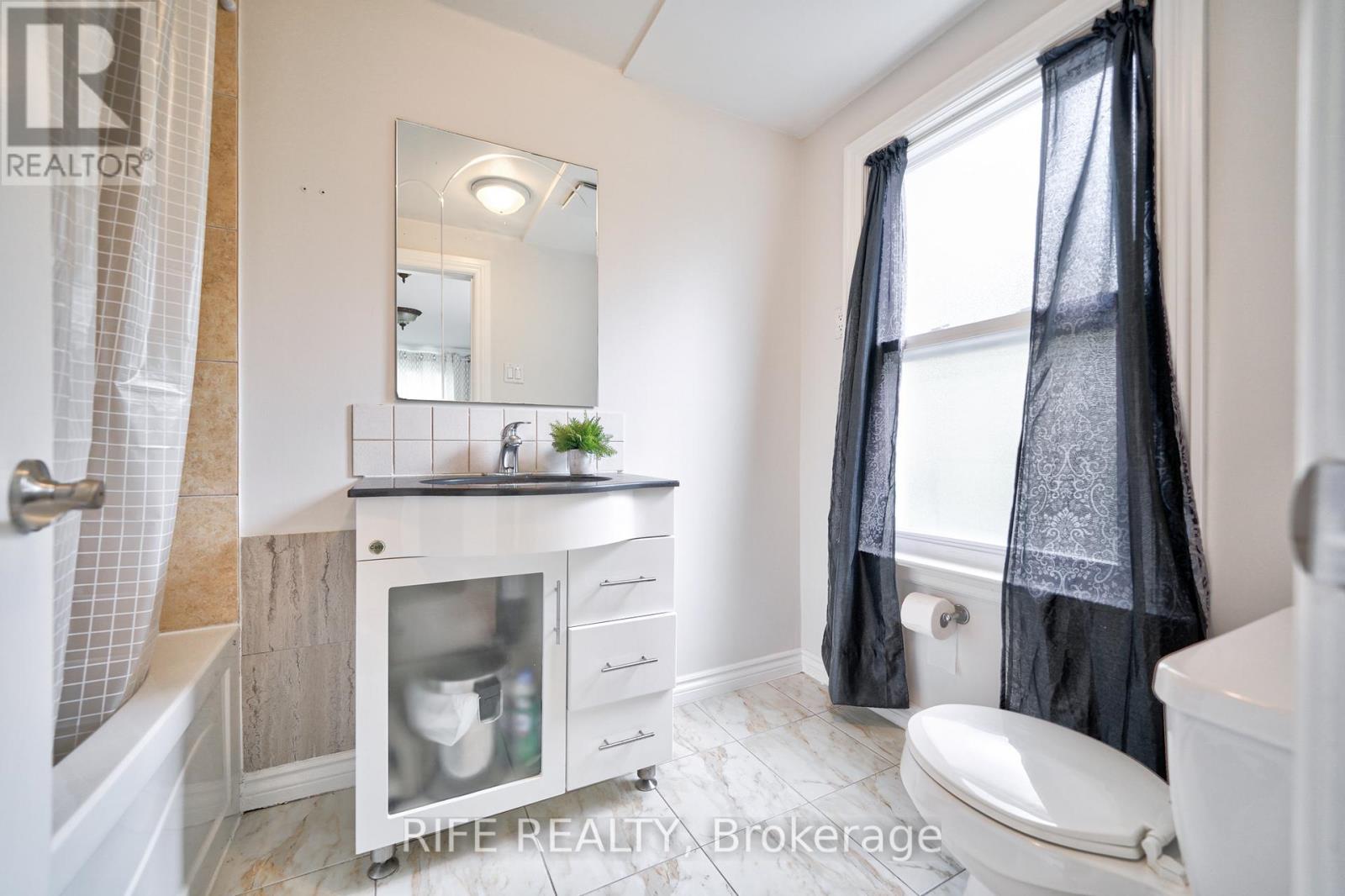 Studio Unit - 239 Crestwood Road, Vaughan, Ontario  L4J 1A8 - Photo 6 - N12933484