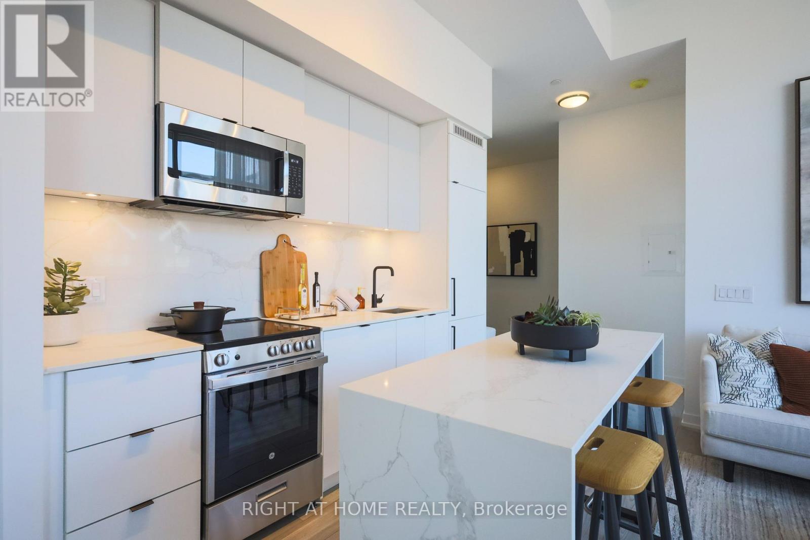 204 - 285 Dufferin Street, Toronto, Ontario M6K 1E6 - Photo 12 - W12933506