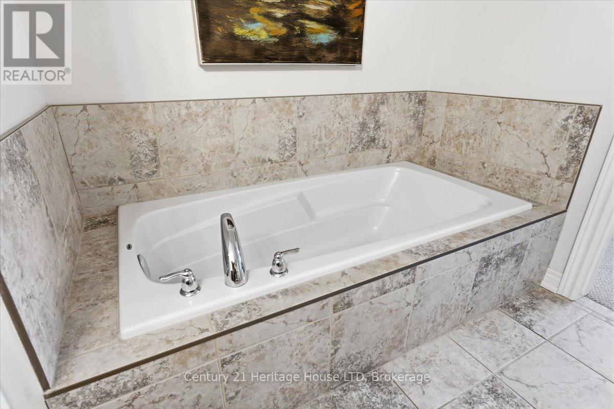 137 Silverwood Avenue, Welland, Ontario  L3C 0B7 - Photo 19 - X12805538